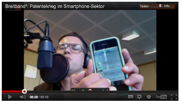 Philip Banse hält iPhone in die Kamera und erklärt Slide-to-Unlock-Patent.